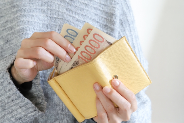 お金を取りだす女性